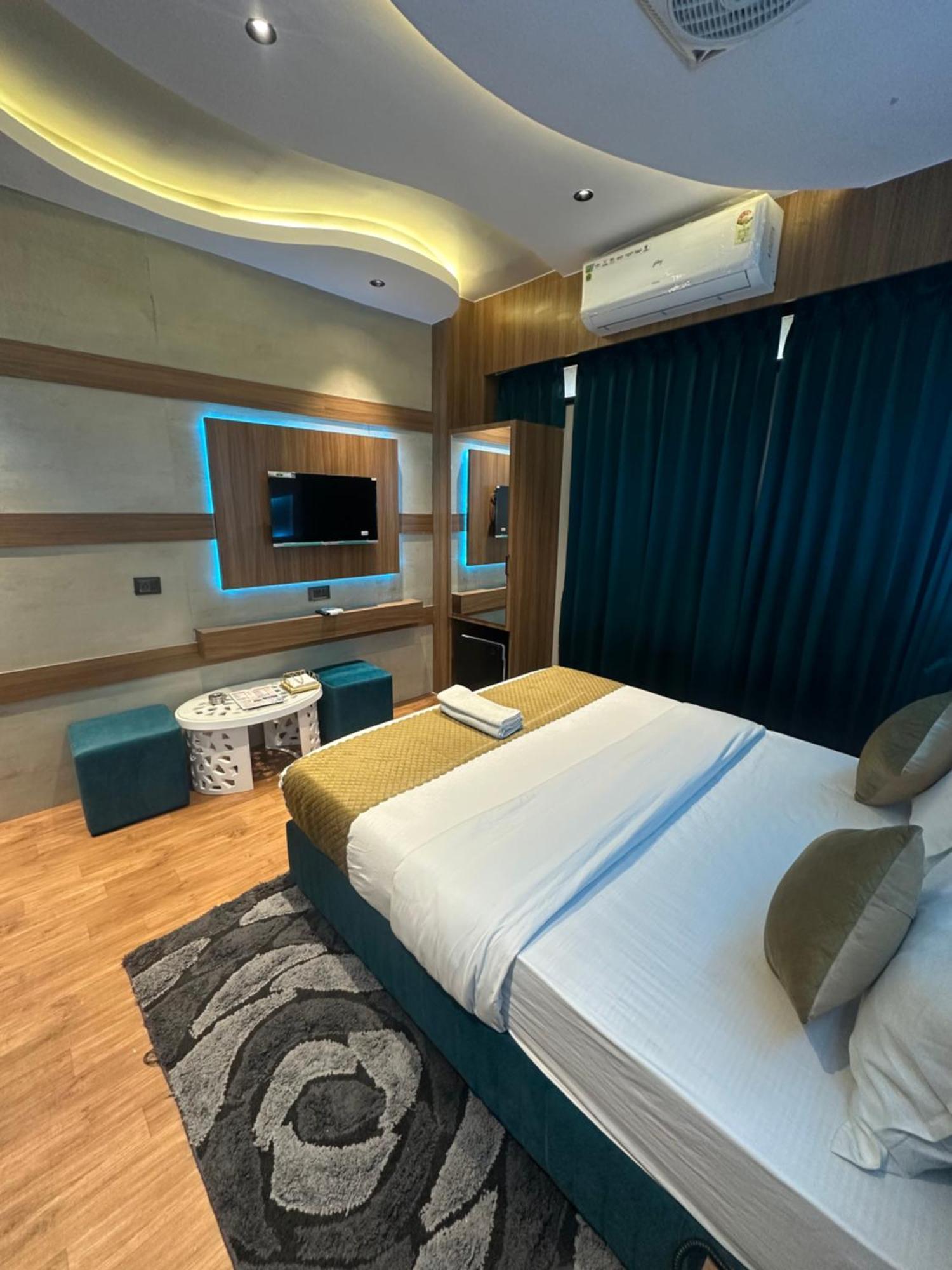 Hotel Victoria Prime Surat Exterior photo
