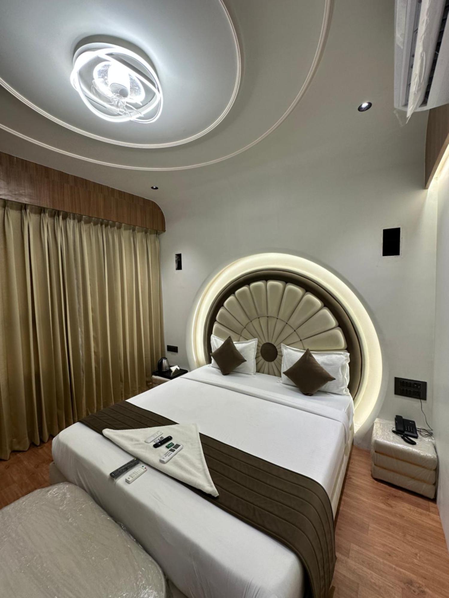 Hotel Victoria Prime Surat Exterior photo
